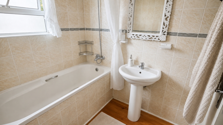 5 Bedroom Property for Sale in Reebok Western Cape